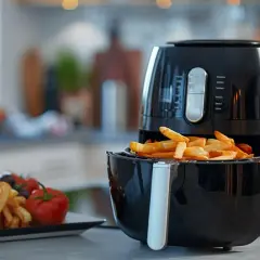 Frytki z frytkownicy beztłuszczowej, idealne do airfryer przepisy po polsku. Obok talerz z frytkami, pomidorkami i oliwkami.