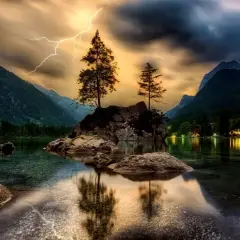 Dramatyczna burza nad jeziorem, błyskawica rozświetla niebo. To pokazuje, co to HDR w aparacie – uchwycenie detali w jasnych i ciemnych partiach.