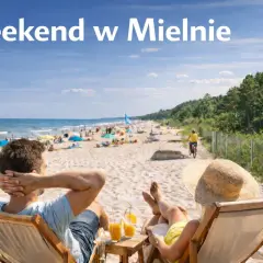 Para relaksu na plaży w Mielnie, idealne na weekendowe atrakcje dla dorosłych. Słońce, morze i drinki czekają!