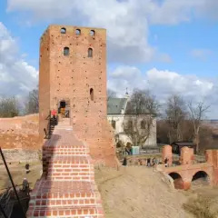 Zamek w Czersku, jedna z głównych atrakcji Mazowsza, z wieżą i pozostałościami murów obronnych.