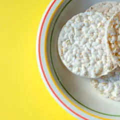 Tre runda riskakor ligger i en skål med färgglada kanter. Perfekt för den som vill ha koll på riskakor kalorier.