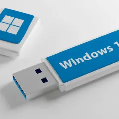 Dwa pendrive'y, jeden z logo Windows 11, drugi z symbolem systemu. Gotowe do instalacji Windows 11.