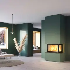 Vardagsrum med en modern kamin utan skorsten som ger värme och mys. Vackert ljusinsläpp från stora fönster.