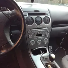 Wnętrze samochodu z widocznym radiem i kierownicą. Jeśli masz problem, jak zresetować bluetooth w samochodzie, sprawdź instrukcję obsługi lub poszukaj opcji w menu systemu multimedialnego.