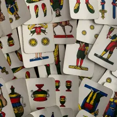Un mazzo di carte napoletane, con figure colorate e simboli. Chissà chi ha inventato le carte napoletane, un gioco che unisce generazioni.