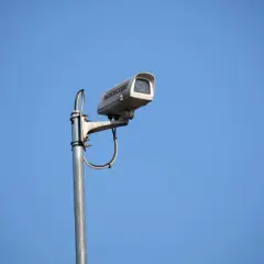 Białe kamery nad światłami monitorują niebo.