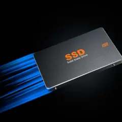 Eine SSD mit orangefarbenem Schriftzug "SSD Solid State Drive" rast mit blauem Lichteffekt, der den **momentum cache** symbolisiert, über einen schwarzen Hintergrund.