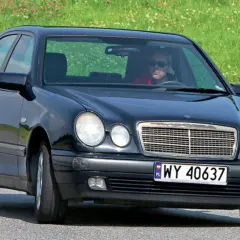 Mercedes W210: Czy warto kupić? Rdza, silniki, usterki (2026)