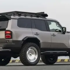 Robusto Toyota Land Cruiser 150 off road, listo para la aventura con llantas todoterreno y portaequipajes.
