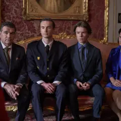 En grupp unga kungligheter sitter på en utsmyckad soffa i en salong.
