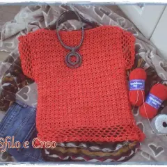 Gilet all'uncinetto rosso brillante, con filati e schemi gratis per creare il tuo.