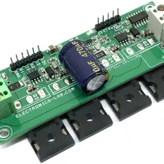 Elektroniczny mostek H z kondensatorem 470uF i radiatorami.