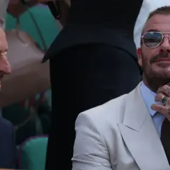 David Beckham, którego majątek robi wrażenie, w okularach przeciwsłonecznych i eleganckim jasnym garniturze, rozmawia z Garethem Southgate'em.
