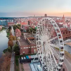 Widok na miasto z diabelskim młynem w Gdańsku. W tle rzeka Motława i zabytkowa zabudowa.