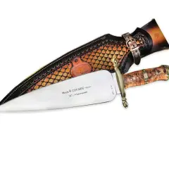 Cuchillo Muela COVARSI 30 Aniversario con funda de cuero grabada y mango de madera con cabeza de animal.