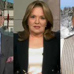 Trzech dziennikarzy i prezenterów TV Republika: mężczyzna w garniturze przed Pałacem Prezydenckim, kobieta w czarnej marynarce i mężczyzna w kamizelce na tle zimowego krajobrazu.