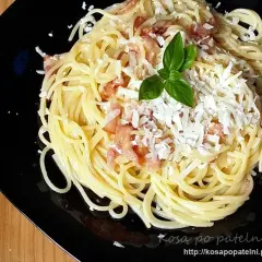 Carbonara w 15 minut: Prosty przepis bez śmietany i jajecznicy