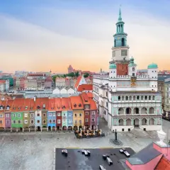 Poznański Rynek, jeden z najpiękniejszych rynków w Polsce, z kolorowymi kamieniczkami i renesansowym ratuszem.