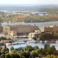 Sztokholm atrakcje za darmo: widok na Gamla Stan, Pałac Królewski i Parlament. Spacer po wyspie to świetny sposób na odkrywanie miasta.