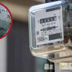 Liczniki energii elektrycznej i banknoty 100 zł. Sprzedawca zobowiązany do rozliczeń, musi uwzględnić koszty prądu.