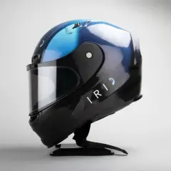 Casco da moto nero e blu con logo "IRID" e visiera trasparente. È bene che il casco sia dotato di visiera per proteggere gli occhi.