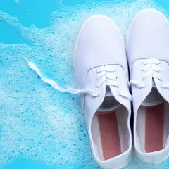 Jak wybielić buty wybielaczem? Zrób to bezpiecznie i bez plam!