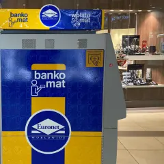 Bankomat Euronet. Sprawdź, czy wypłata gotówki wiąże się z prowizją, zanim skorzystasz z bankomatu.