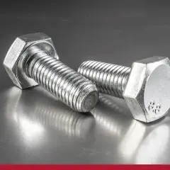 Dos tornillos hexagonales metálicos, mostrando diferentes tipos de cabezas de tornillos especiales.