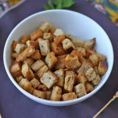 En skål med gyllene krutonger, perfekta för att förhöja din sallad. Ett enkelt krutonger recept som alla kan lyckas med.