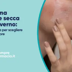 Dita che applicano crema sul viso per combattere la pelle secca in inverno. Guida alla scelta della migliore.