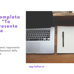 Guida al verbo "to be" in inglese, essenziale per la grammatica. Laptop e quaderno su un tavolo di legno.