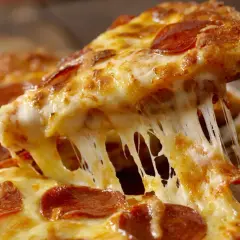 Czym posmarować spód pizzy, by uniknąć gumowatej konsystencji?
