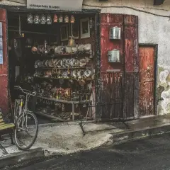 Antyki na Cyprze: pamiątki, których nie wolno wywozić z Cypru, to m.in. starodruki i artefakty. Sklep pełen skarbów.