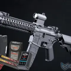 Karabin ASG DDMK18 z akcesoriami: ładowarka Matrix L3+, pokrowiec Evike.com i zapasowe baterie do asg.
