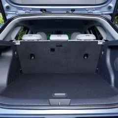 Maletero abierto del Hyundai Kona eléctrico. Las medidas son ideales para equipaje de fin de semana.
