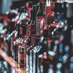 Ile kalorii ma setka wódki? Sprawdź, co musisz wiedzieć o alkoholu