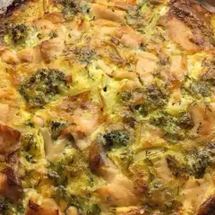 En gyllene laxpudding med broccoli och dill, redo att serveras. Ett perfekt laxpudding recept för middagen.