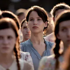 Katniss Everdeen w tłumie, przygotowująca się do Igrzysk Śmierci: Ballada ptaków i węży.