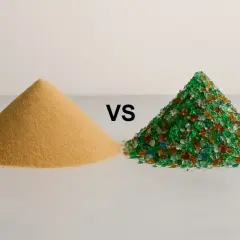 Arena vs. vidrio triturado de colores. ¿Cuál es el mejor vidrio filtrante para piscinas? La imagen compara dos montones de material filtrante.