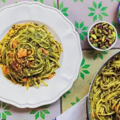 Linguine z pistacjami i zielonym pesto, idealne jaki makaron do pesto. Na talerzu i w garnku, z dodatkiem orzechów i bazylii.