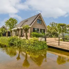 Maison de campagne avec canal, pont et jardin. Projet de transformer une dépendance en habitation, autorisation obtenue.