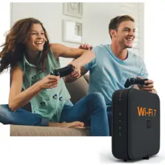 Para grająca w gry wideo, z radością korzystająca z możliwości, jakie daje funbox 7.