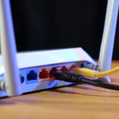 Router z podłączonymi kablami. Może to być przyczyną, że **fix wifi keeps disconnecting**.