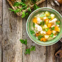 Schonende Gemüsesuppe mit Karotten, Kartoffeln und Blumenkohl, ideal als **Reis bei Durchfall**-Alternative. Frisch garniert mit Petersilie.