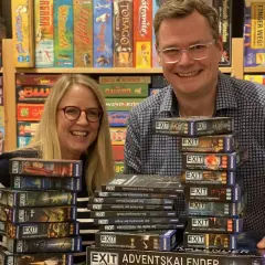 Inka und Markus Brand präsentieren stolz ihre EXIT-Spiele-Sammlung.