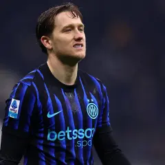Piłkarz Inter Mediolan w czarno-niebieskiej koszulce, z logo Serie A na rękawie. Mecz z Genoa CFC.