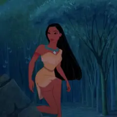 Pocahontas, jedna z księżniczek Disneya, przemierza nocny las.