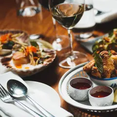 En härlig thai-måltid med friterade kycklingvingar, pilgrimsmusslor och ris. En perfekt kväll på Folkungagatan.