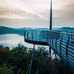 Ein Aussichtsturm in NRW bietet einen tollen Blick auf den See. Perfekt zum spazieren gehen!