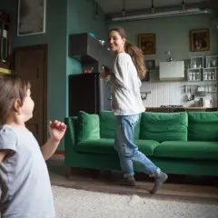 Ile kosztuje niania? Realne stawki, ZUS i sposoby na oszczędność